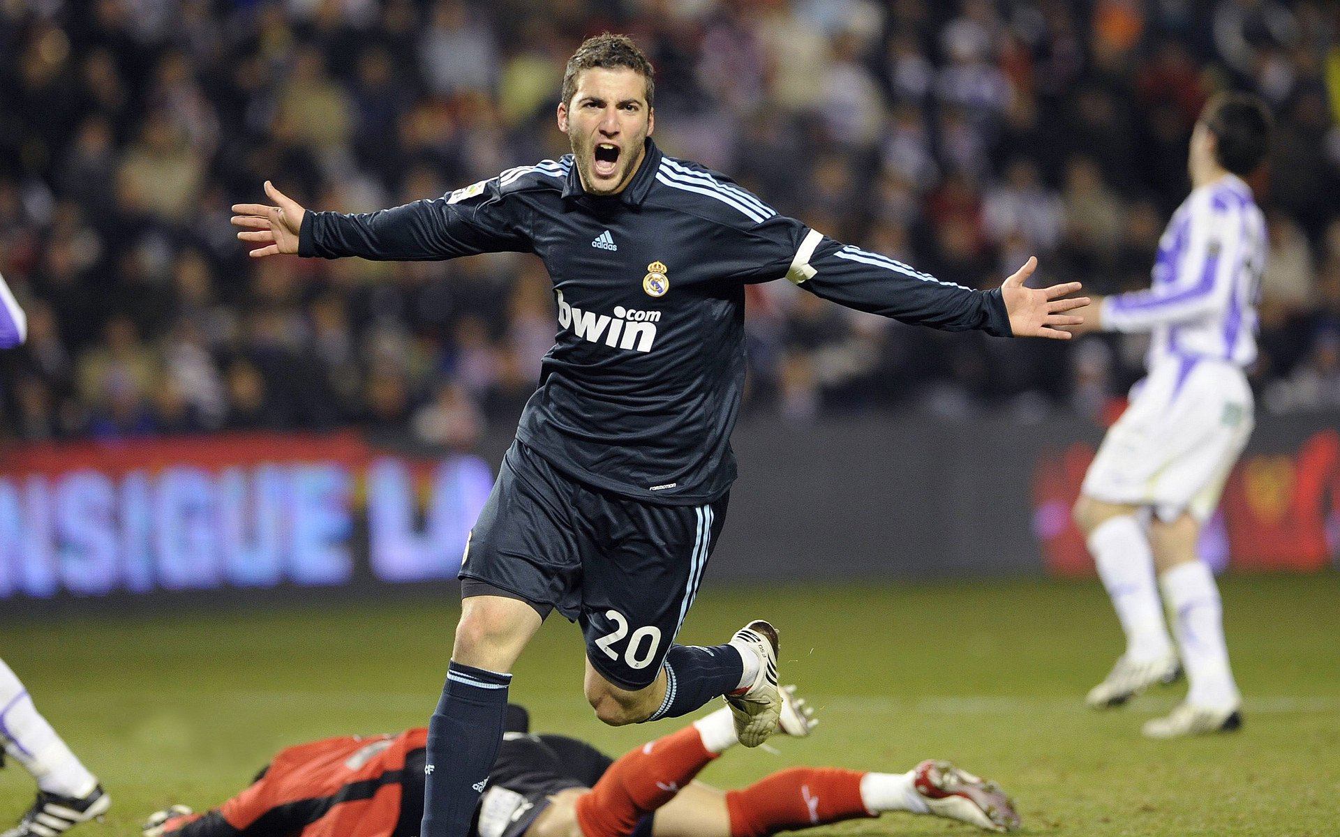 “西甲强者对决：两队鏖战至最后一秒”，西甲榜首大战